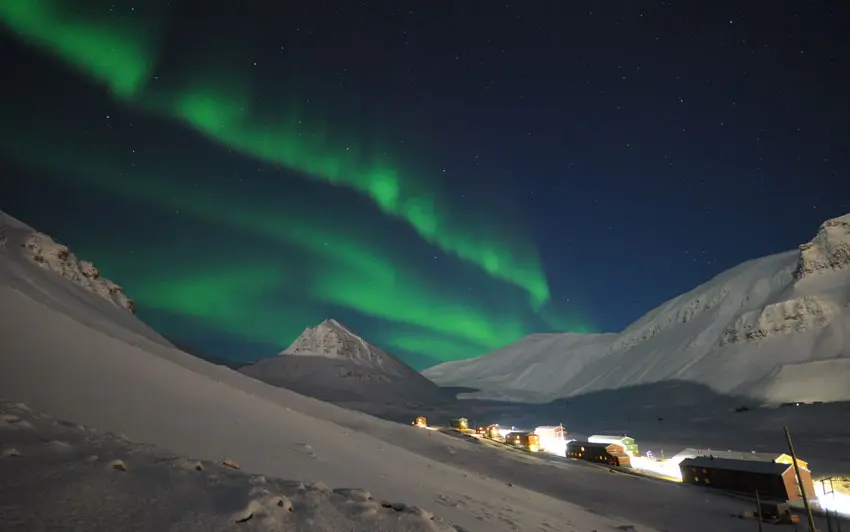 12-1_aurora_Vaha_850px_DSC_4435 Aurora Borealis dances across the sky above Nybyen.