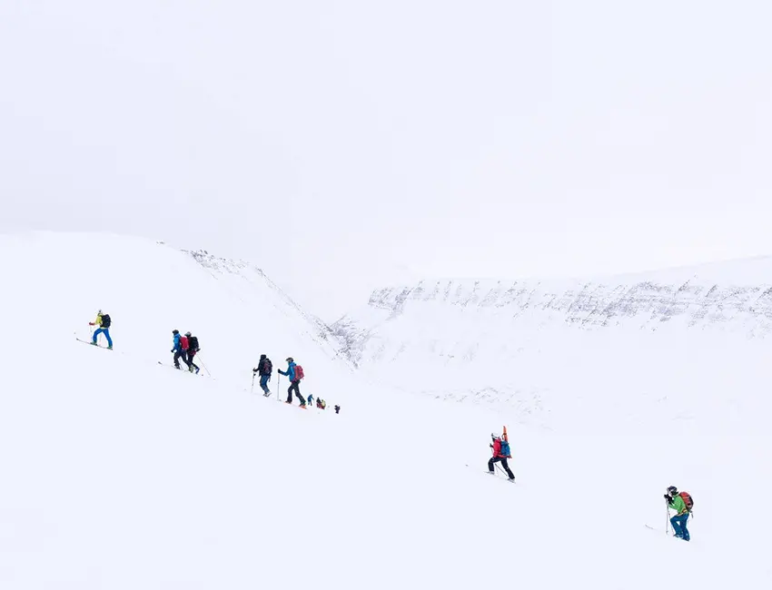 AG-346 students on field excursion Student from the course AG-346 Snow and Avalanche Dynamics on field excursion, March 2017. Photo: Erik Kuschel/UNIS