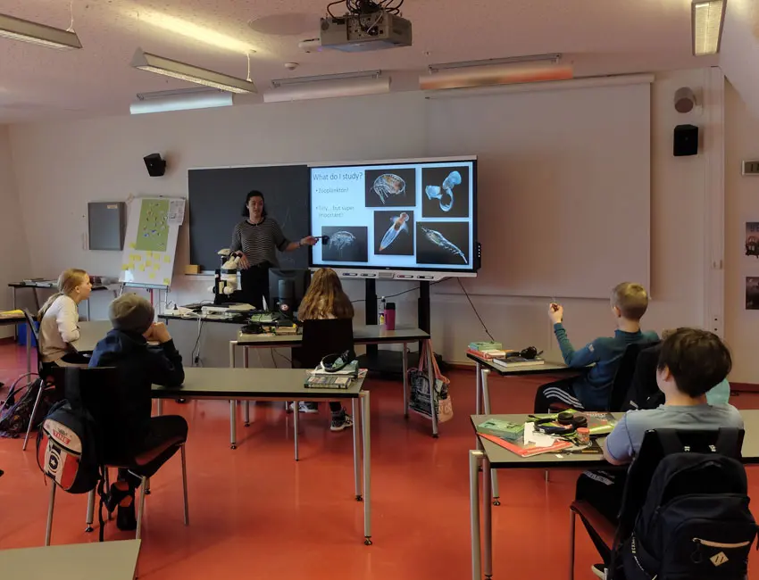 Teaching school kids UNIS PhD candidate Robynne Nowicki teaching 6th grade pupils about marine life in Adventfjorden. Photo: Eva Therese Jenssen/UNIS.