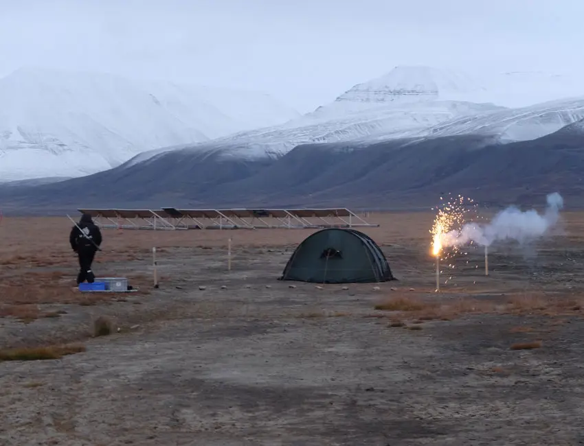 Trip wire with explosive devices placed around a tent. Photo: Eva Therese Jenssen/UNIS. Demonstration of how a trip wire with small explosive devices around a tent camp works