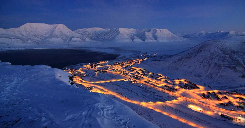 Longyearbyen Overview of Longyearbyen seen from Platåberget
