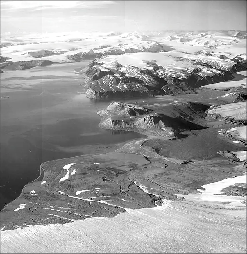 Lomfjorden Modified oblique aerial photograph from 1938 from an altitude of 2900 m.a.s.l. above the eastern margin of Valhallfonna with a view to the south down Lomfjorden. The bay of De Geerbukta and the Fakse moraine system are located in the foreground. Source: The Norwegian Polar Institute