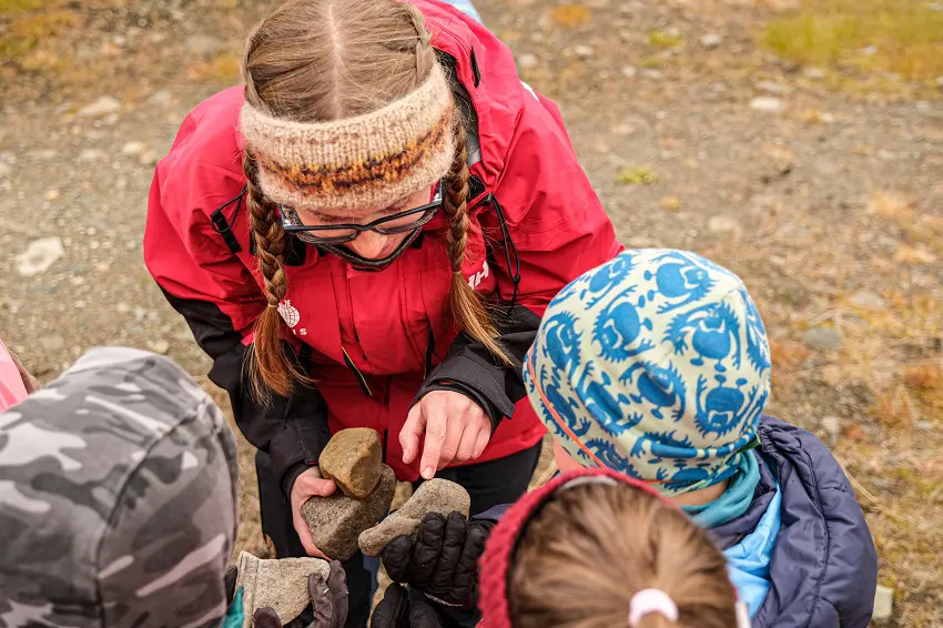 Skolebesøk6 Geology students showing kids the different types of rocks.
