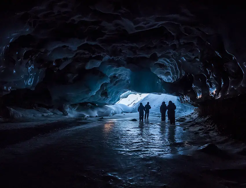 Tellbreen Students from the AGF-325/825 course on an excursion to Tellbreen, late February 2017. Photo: Thorben Dunse/UNIS