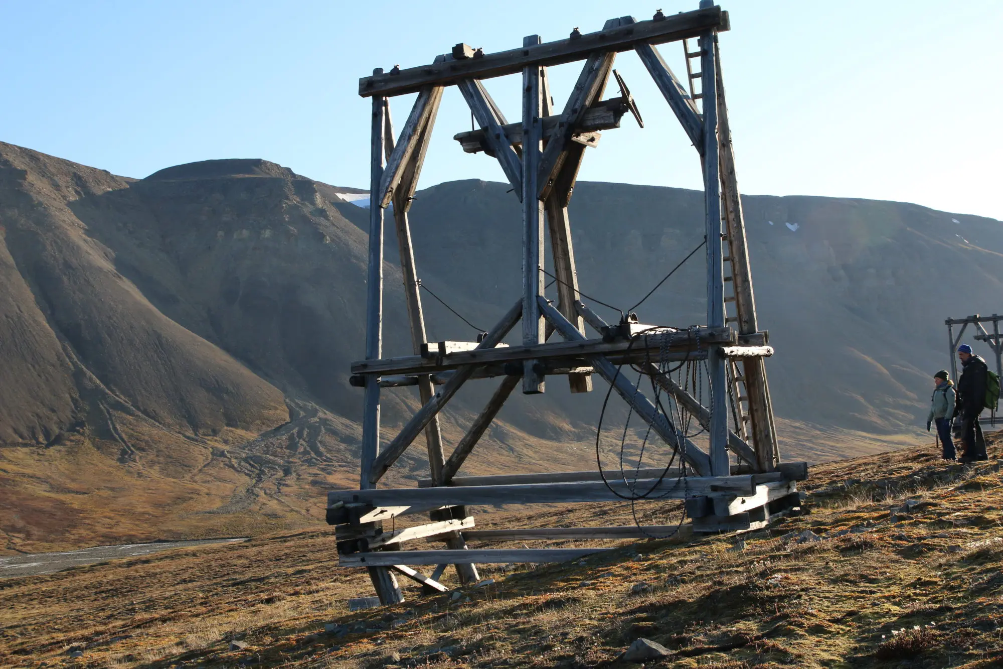 Taubanebukk A cable way prop (taubanebukk) outside Longyearbyen.