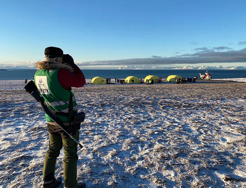 Isbjørnvakt på Revneset Polar bear guard at Revneset in Adventfjorden