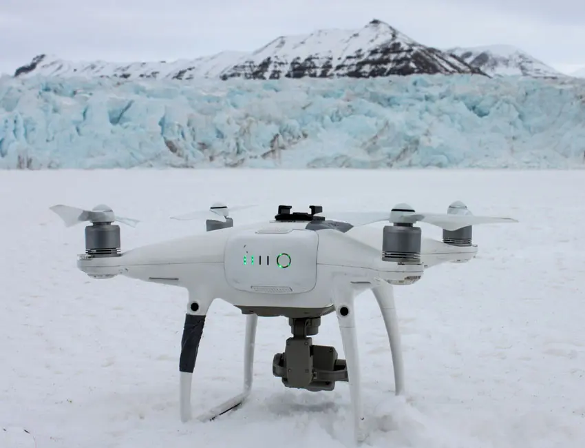Surveying glaciers Drones are used to study glacier crevasses. Photo: Christina Hess.