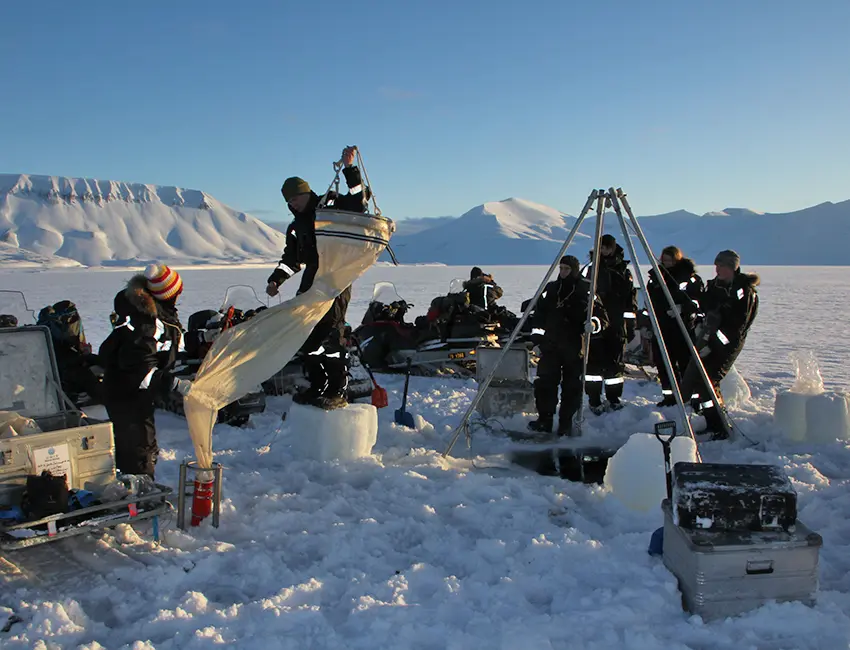 AB-330/830 students doing net sampling in Van Mijenfjorden. Photo: Janne Søreide/UNIS