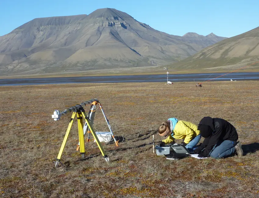 Students logging data in Adventdalen