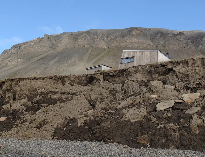 Cabin in Bjørndalen, threatened by coastal erosion. Photo: Eva Therese Jenssen/UNIS
