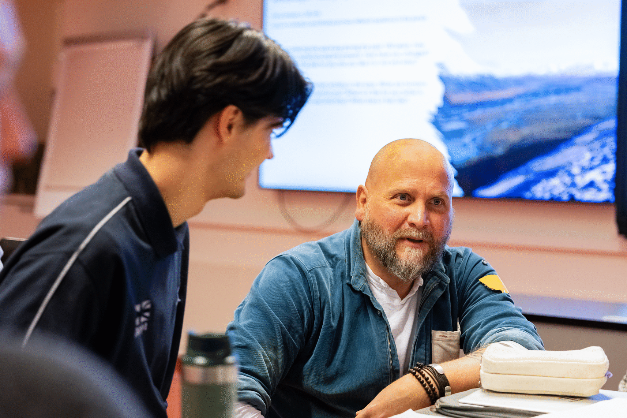 Mark Furze in discussions with the students. Photo: Ingrid Ballari Nilssen