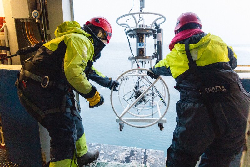 Ocean temperature and salinity were measured with a CTD (Conductivity-Temperature-Depth) from the Polarsyssel in early April. Students participate in all activities and lead their own research projects. Photo: Dris Louis Abdennour 